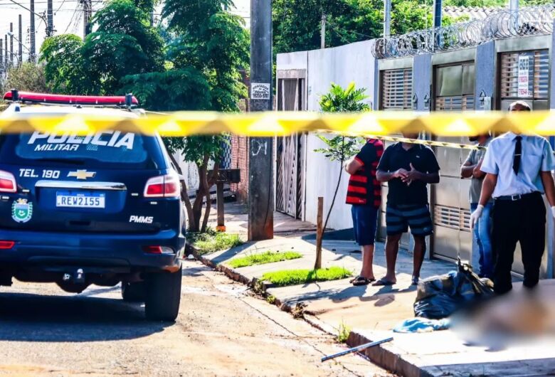 Homem é executado com quatro tiros em frente a casa da ex-namorada