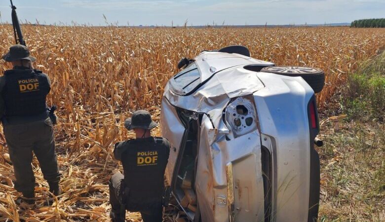 Motorista capota carro carregado de droga durante tentiva de fuga