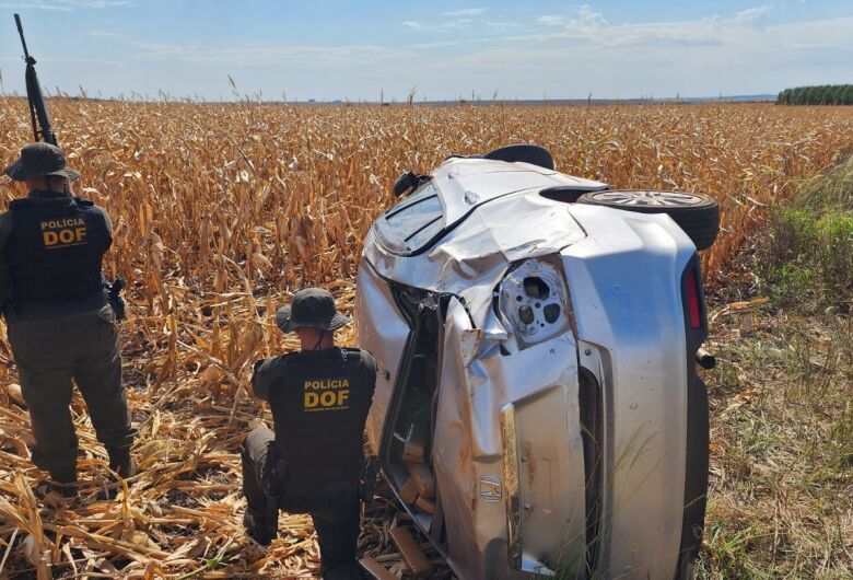 Motorista capota carro carregado de droga durante tentiva de fuga