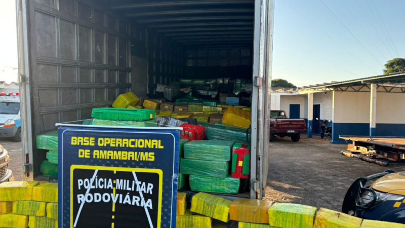 Com 10 toneladas de maconha, traficantes fogem da polícia, batem caminhão e um quebra perna