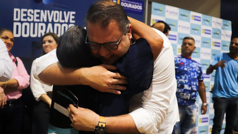 Alan entrega escrituras de imóveis e assina 270 contratos de programa habitacional