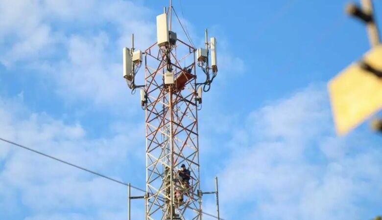 Homem que subiu em torre e atacou bombeiros desce após 15h de negociações