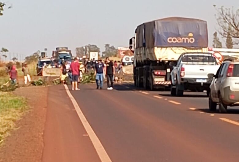 Indígenas bloqueiam rodovia que liga Dourados a Ponta Porã 