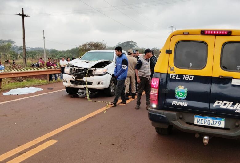 Rodovia segue bloqueada e corpo de indígena atropelado é velado no meio da pista; veja vídeo