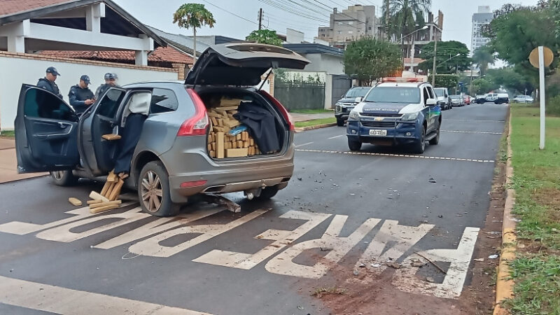 Traficante bate carro com maconha ao fugir da polícia e deixa mulher ferida em Dourados