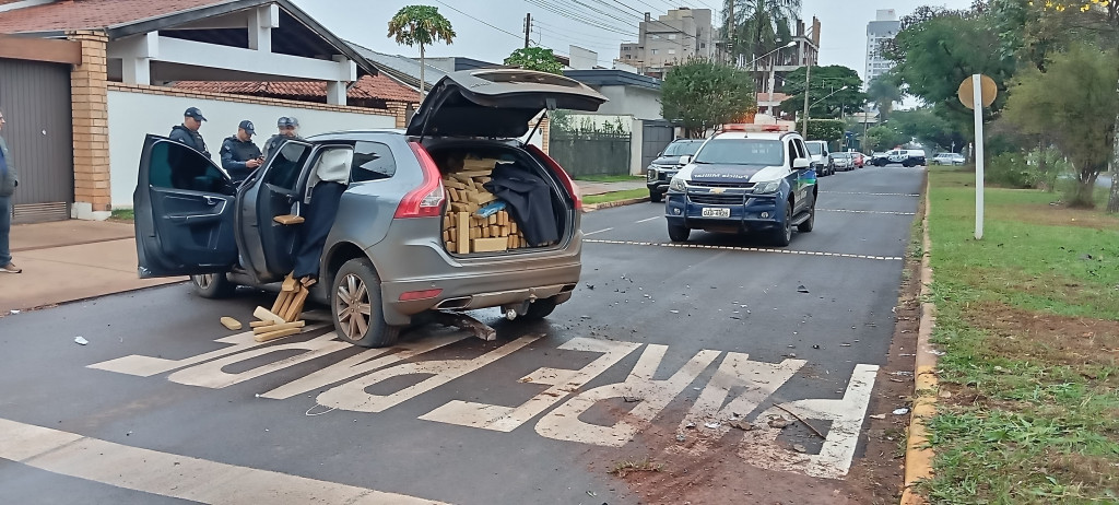 Traficante bate carro com maconha ao fugir da polícia e deixa mulher ferida em Dourados