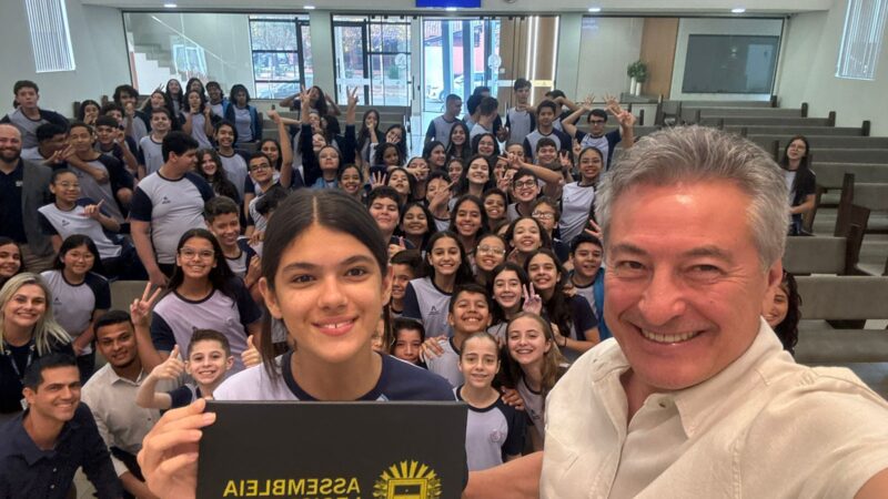 Deputado Roberto Hashioka entrega moção de congratulação à aluna por destaque na leitura