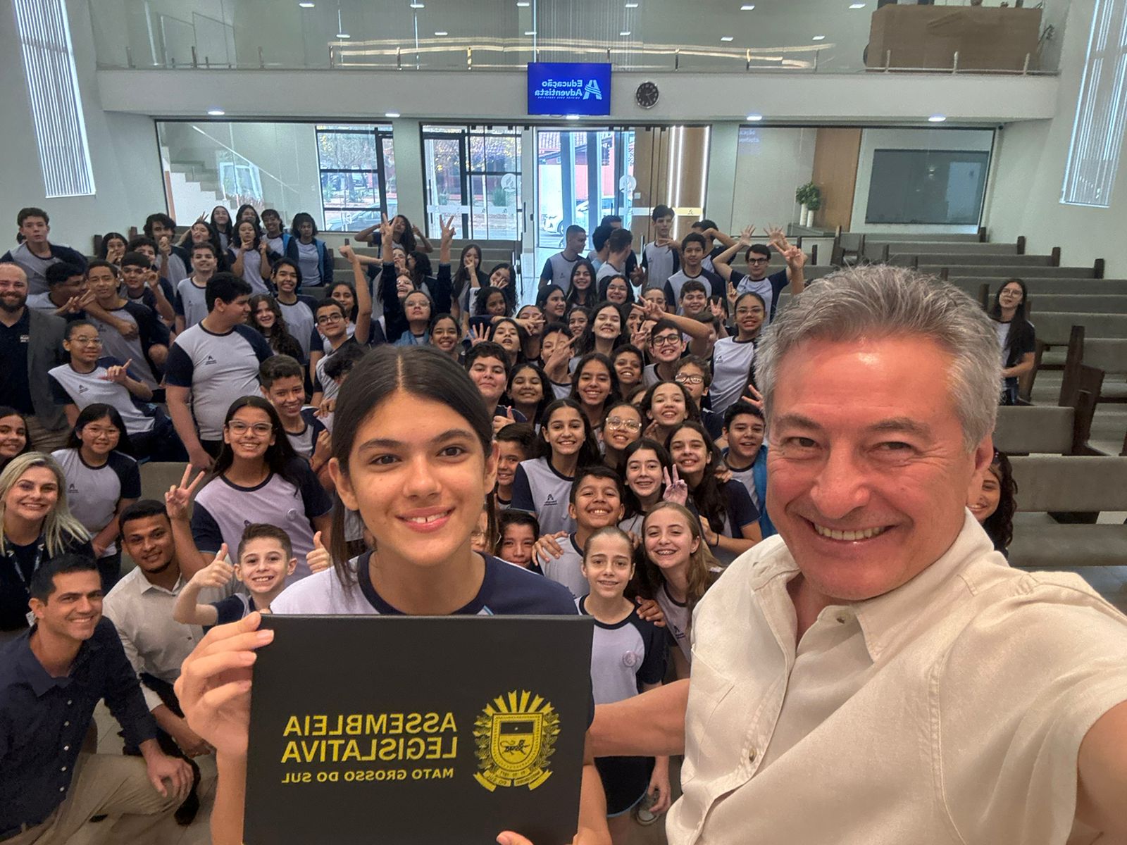 Deputado Roberto Hashioka entrega moção de congratulação à aluna por destaque na leitura