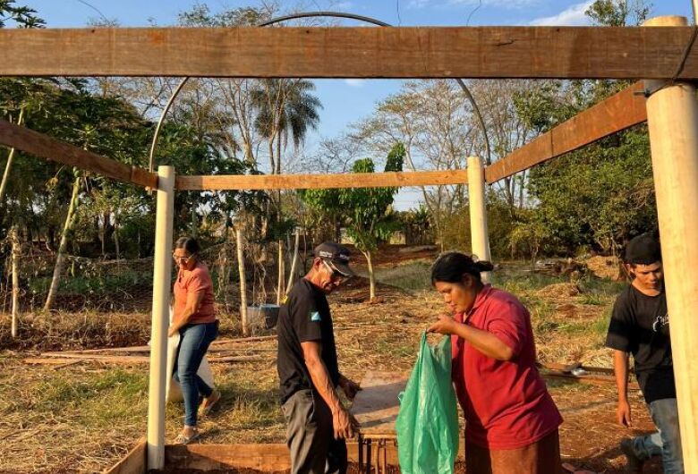 UFGD constrói estufa para produção de mudas de vegetais agroecológicos na Aldeia Bororó