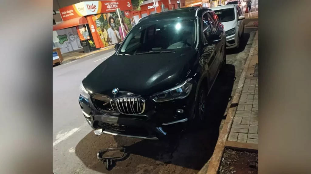 Motociclista de 19 anos é lançada contra poste ao ser atingida por BMW