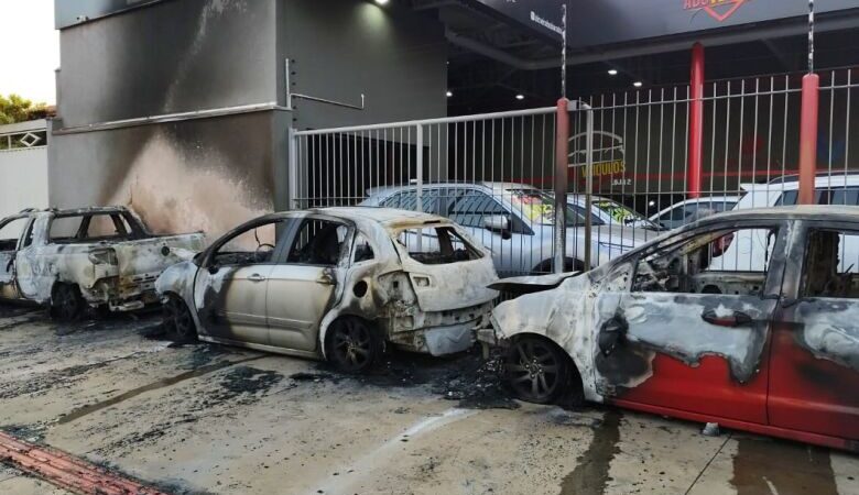 Incêndio criminoso destrói cinco veículos em garagem no Ouro Verde; veja vídeo