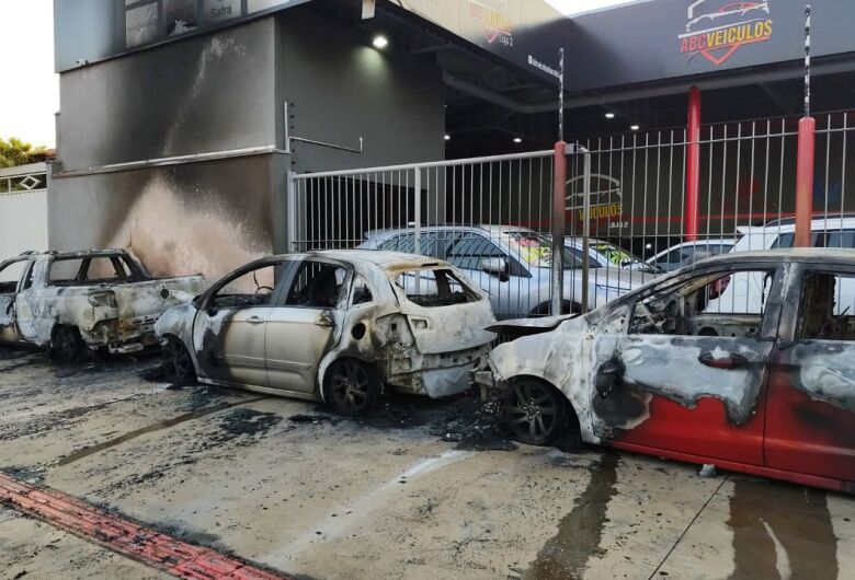 Incêndio criminoso destrói cinco veículos em garagem no Ouro Verde; veja vídeo