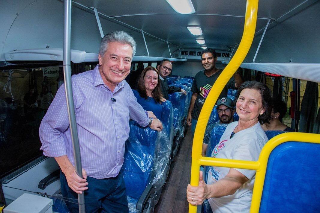 Hashioka entrega ônibus de R$ 500 mil para Apae de Nova Andradina