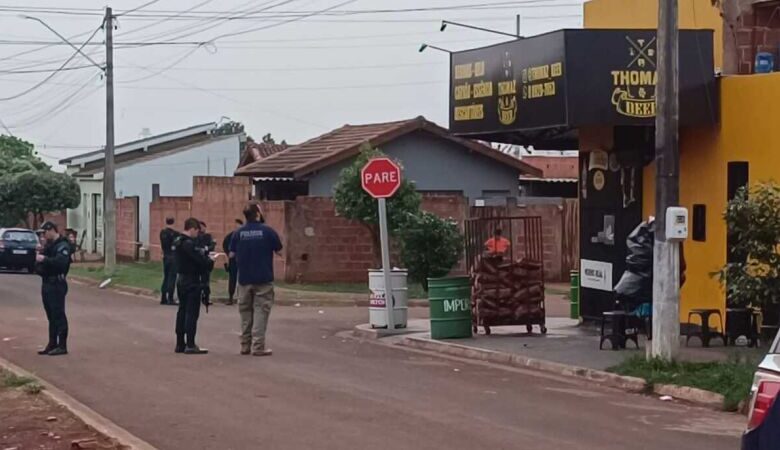 Jovem de 21 anos morre após ser baleado em frente a distribuidora de bebidas 