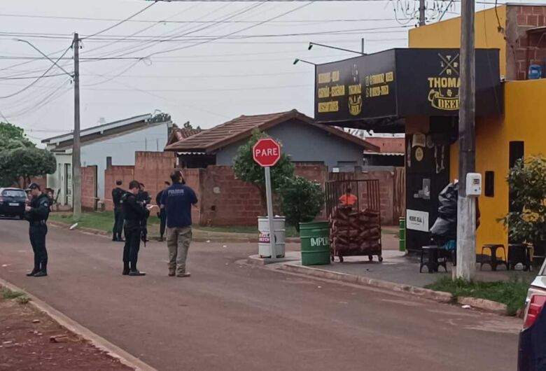 Jovem de 21 anos morre após ser baleado em frente a distribuidora de bebidas 