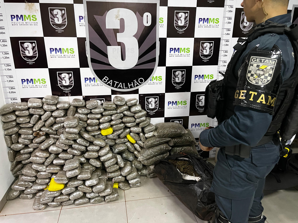 Polícia Militar apreende 95 quilos de skunk após traficantes jogarem carro em viatura