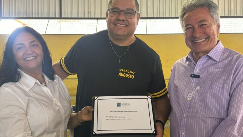 Por excelência no IDEB, deputado Roberto Hashioka entrega moção à Escola João de Lima Paes