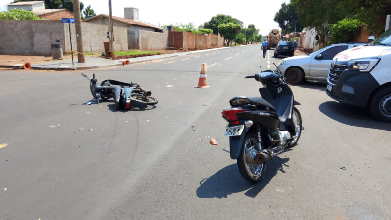 Motos batem em cruzamento com mudança de preferencial e 3 ficam feridos