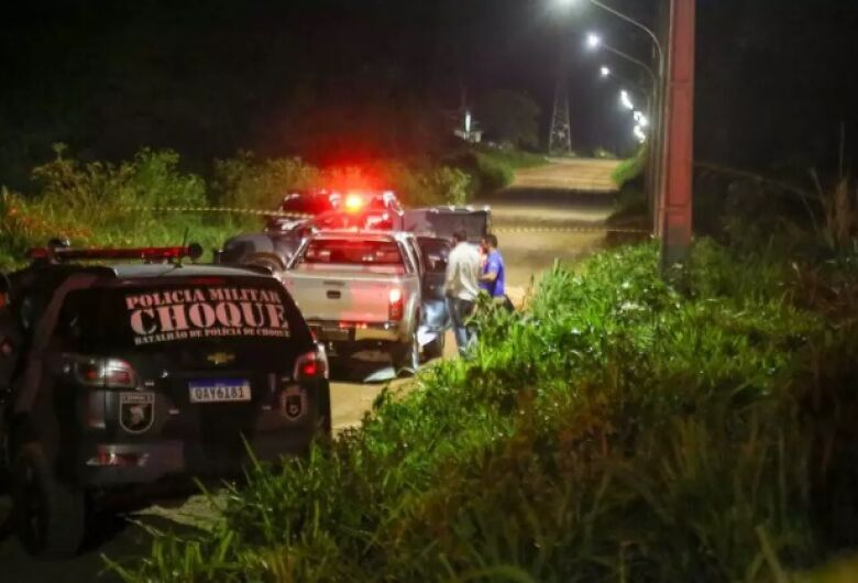 Suspeitos por roubo de caminhonete morrem em confronto