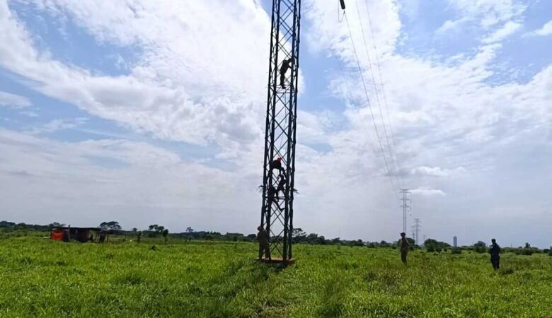 Traído e bêbado, jovem sobe em torre de alta tensão e é resgatado pelo Corpo de Bombeiros