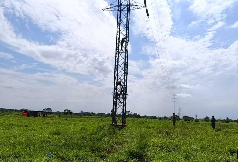 Traído e bêbado, jovem sobe em torre de alta tensão e é resgatado pelo Corpo de Bombeiros