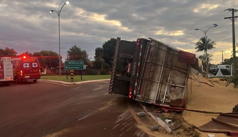 Carreta bitrem carregada com farelo de soja tomba em rotatória