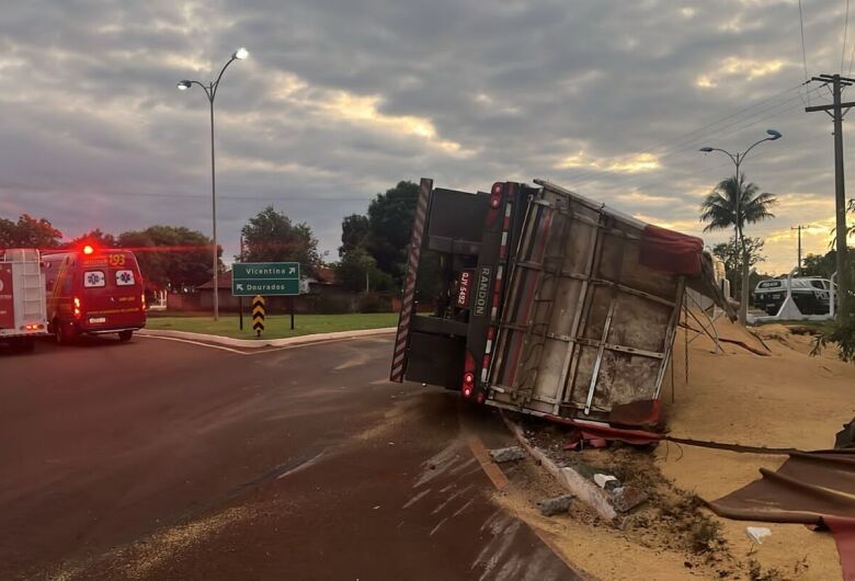 Carreta bitrem carregada com farelo de soja tomba em rotatória