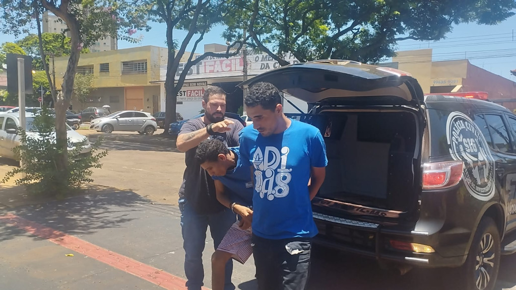 Policiais civis prendem dupla que roubou bicicleta e celular perto de igreja em Dourados