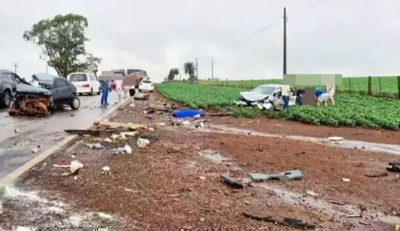 Uma pessoa morre e quatro ficam feridas em acidente que ‘rachou’ carro ao meio