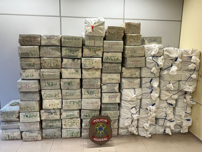 Caminhoneiro é preso com 2 toneladas de maconha na MS-295