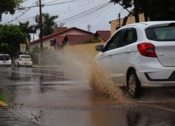 Alerta prevê chuvas intensas, ventos e granizo em Dourados e várias regiões de MS