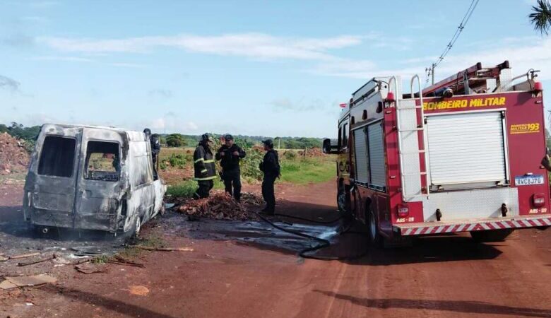 Dois veículos são incendiados em estrada de Dourados; polícia investiga o caso