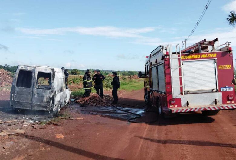 Dois veículos são incendiados em estrada de Dourados; polícia investiga o caso