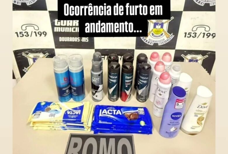 Jovem é preso com mochila cheia de chocolates e desodorantes furtados de mercado