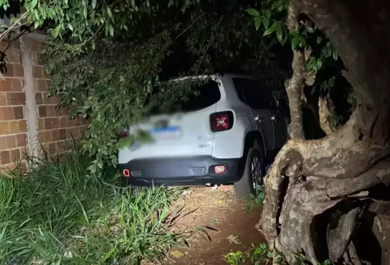 Homem é morto após fugir com veículo roubado e trocar tiros com a polícia