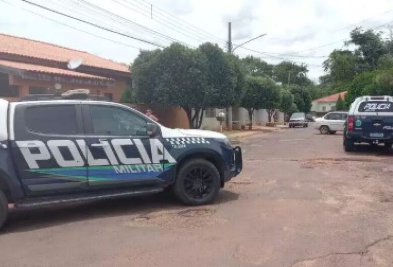 Em surto, homem tenta suicídio, parte para cima de policiais e acaba morto a tiros