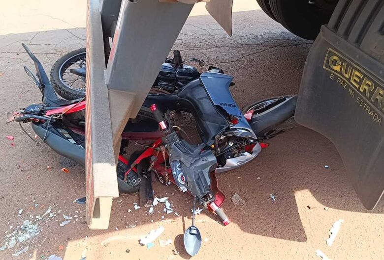 Acidente entre moto e carreta na Major Capilé deixa idoso ferido