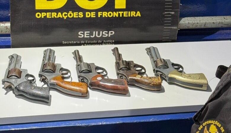 Mulher é presa carregando cinco armas de fogo em frasqueira de viagem