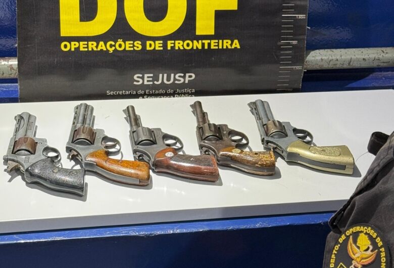 Mulher é presa carregando cinco armas de fogo em frasqueira de viagem