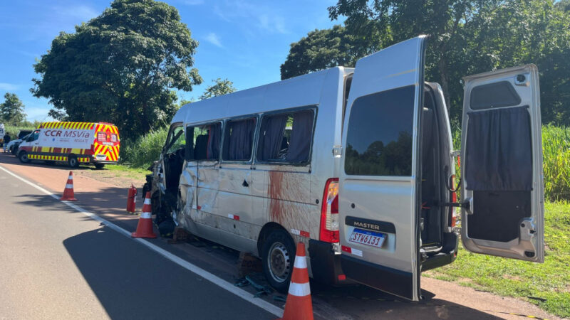 Acidente com van que saiu de Dourados deixa uma pessoa morta na BR-163