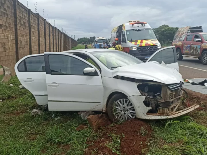 Eixo quebra, carro roda na BR-163 e bate no muro de condomínio em Campo Grande