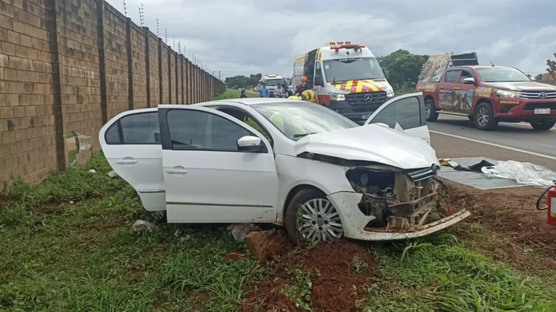 Eixo quebra, carro roda na BR-163 e bate no muro de condomínio em Campo Grande