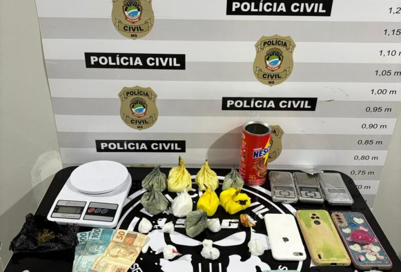 Trio é preso por tráfico de drogas após homem ser flagrado fazendo ‘delivery’ de cocaína