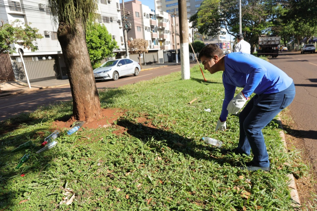 Marçal ajuda a recolher lixo nas ruas e pede cuidado com a cidade