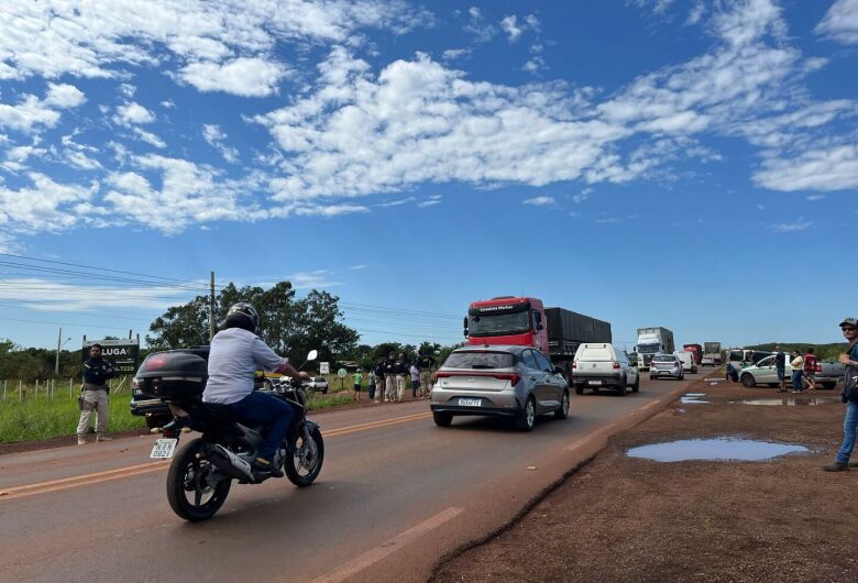 Populares encerram bloqueio na BR-163 após 3h e reunião vai definir medidas de segurança no local