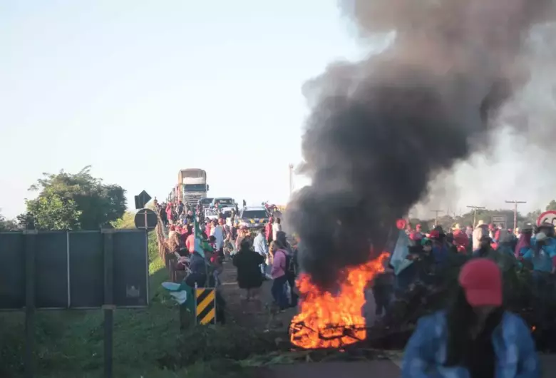 Integrantes do MST voltam a bloquear trecho de rodovia em MS