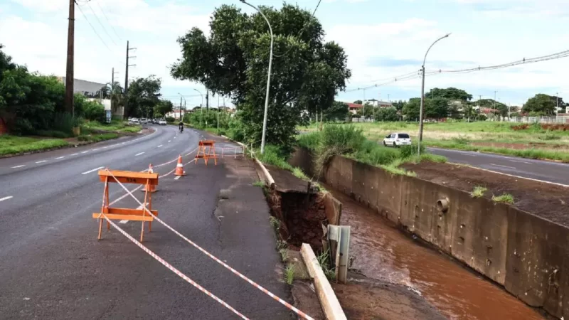 Após córrego transbordar, paredes de concreto cedem e interditam trechos da Ernesto Geisel