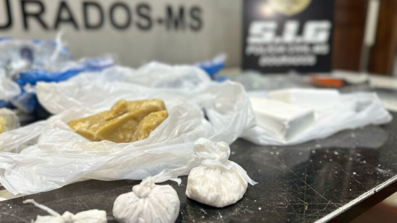Polícia fecha ponto de venda de drogas e prende homem com cocaína em Dourados