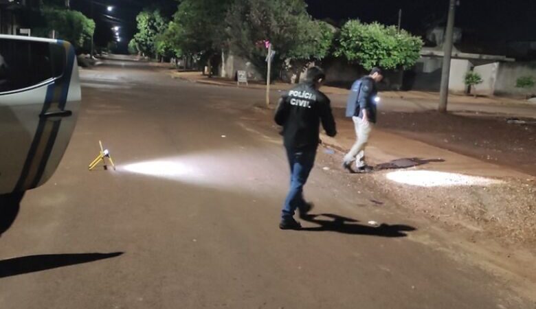 Homem é assassinado em frente a bar e suspeito preso ao roubar bicicleta para fugir