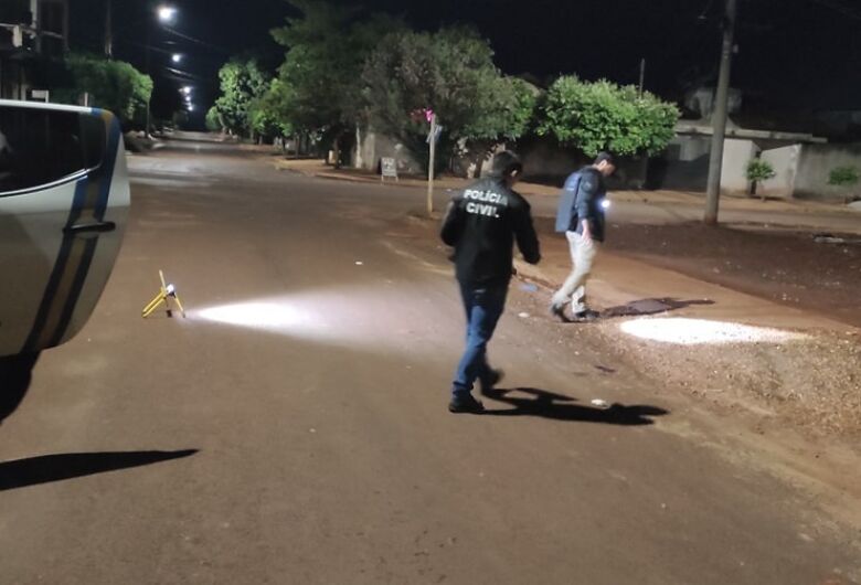 Homem é assassinado em frente a bar e suspeito preso ao roubar bicicleta para fugir